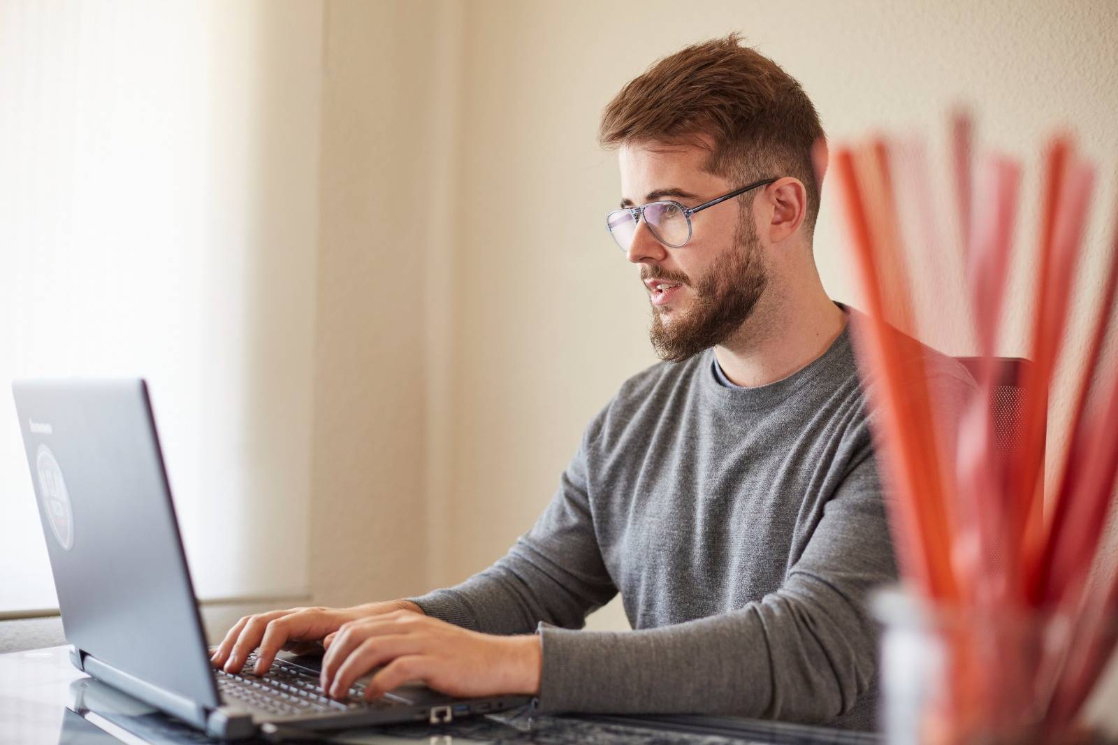 Persona en terapia online desde casa